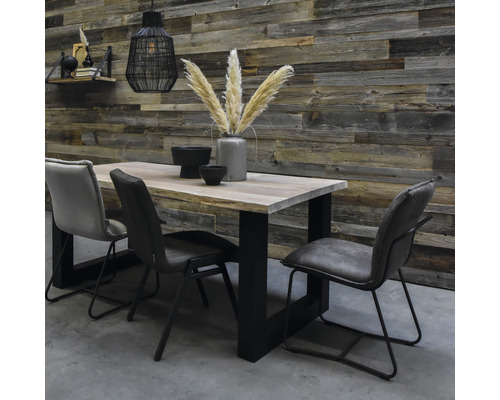 Table de salle à manger avec chaises, décoration et panneaux muraux dans la salle à manger