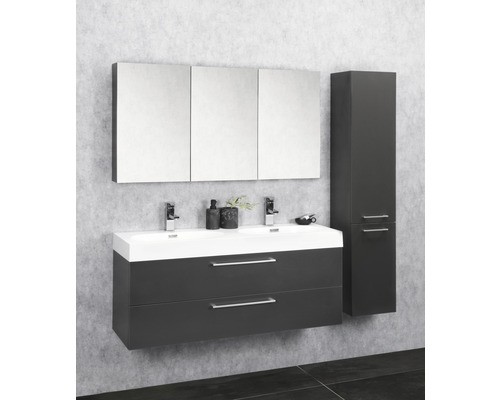 Salle de bain avec meuble sous-vasque, armoire de toilette et armoire haute