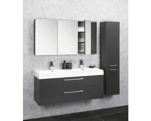 Salle de bains avec meuble-lavabo double, armoire de toilette et armoire haute