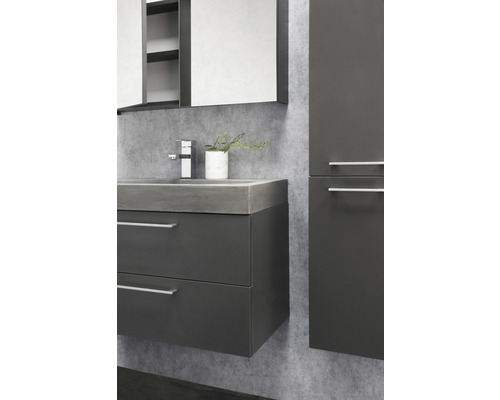 Salle de bains avec meuble sous-lavabo, lavabo, armoire de toilette et armoire haute