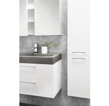 Badezimmer mit Waschtischunterschrank, Aufsatzwaschbecken, Spiegelschrank und Hochschrank