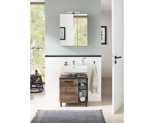 Badezimmer mit Waschbeckenunterschrank, Spiegelschrank und Teppich