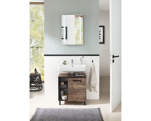 Badezimmer mit Waschtischunterschrank, Aufsatzwaschbecken und Spiegel