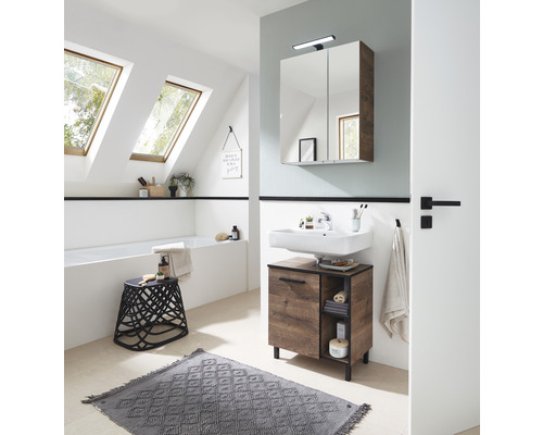 Helles Badezimmer mit Dachfenstern, Waschbeckenunterschrank, Spiegelschrank und Teppich