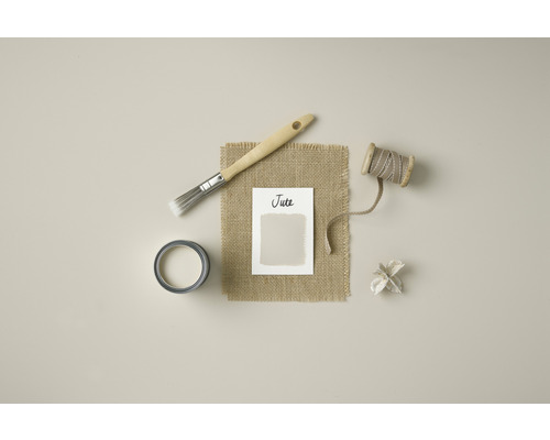 Farbe, Pinsel, Farbmuster und Jute Stoff auf hellem Hintergrund