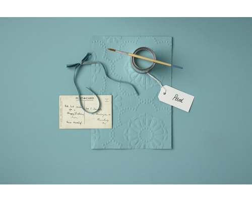 Farbmusterkarte mit Farbdose, Pinsel, Etikett, Postkarte und Schleifenband