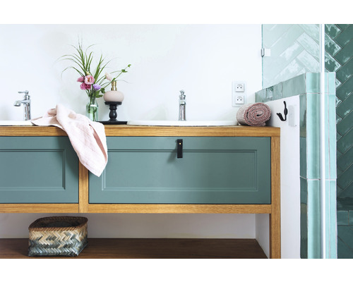 Badezimmer mit Waschtisch aus Holz und zwei Waschbecken