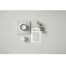 Palette de couleurs avec exemple de couleur gris hivernal, pot de peinture et décoration