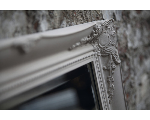 Vue détaillée d''un miroir avec un cadre orné