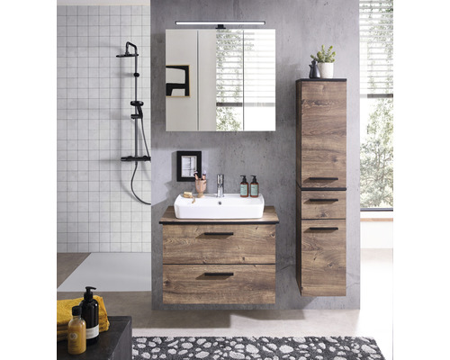 Modernes Badezimmer mit Waschtischunterschrank, Spiegelschrank, Handtuchheizkörper und Hochschrank im Holzdekor