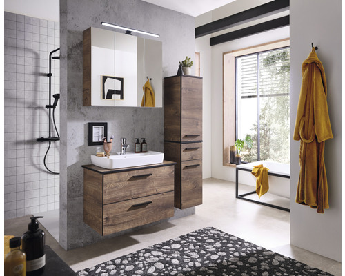 Badezimmer mit Waschtisch, Spiegelschrank, Hochschrank und Badewanne in hellem, freundlichem Design