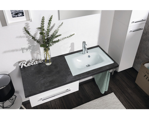 Salle de bains moderne avec meuble-lavabo, vasque à poser, robinetterie et espace de rangement