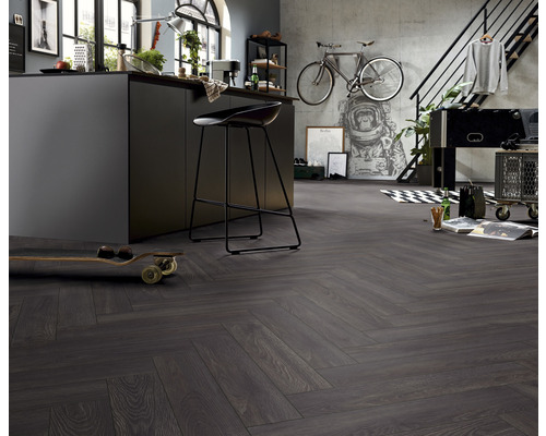 Modernes Wohnzimmer mit dunklem Laminatboden in Fischgrätmuster, Kücheninsel und Barhocker