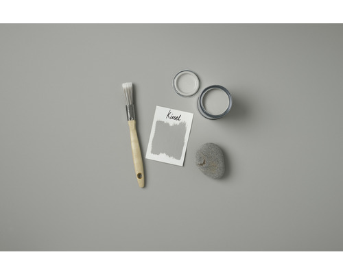 Nuancier avec échantillon de peinture, pinceau, pot de peinture et pierre