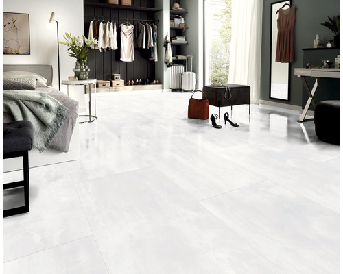 Chambre lumineuse avec carrelage de sol blanc brillant pour une ambiance moderne.