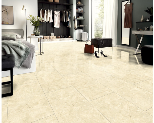 Schlafzimmer mit Fliesenboden, Bett, Kleiderschrank und Accessoires