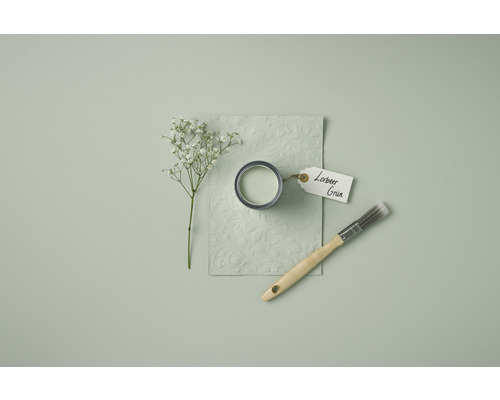 Pot de peinture, pinceau, carte d''échantillon et étiquette avec l''inscription Vert laurier