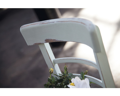 Gros plan d''une chaise avec des fleurs de roses