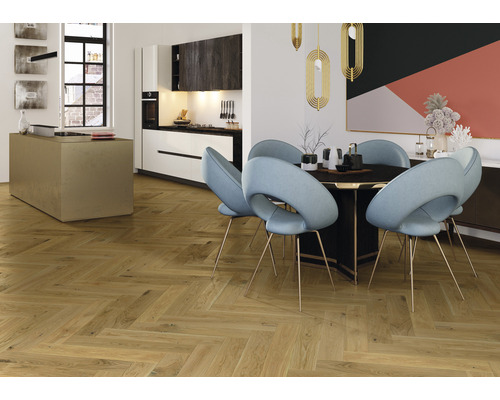 Innenraum mit Fischgrätparkett, Esstisch und Küchenzeile