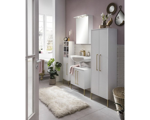 Salle de bain lumineuse avec meuble-lavabo blanc, armoire de toilette, armoire haute et tapis moelleux