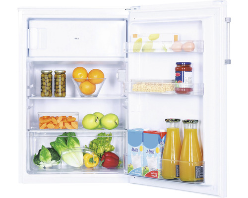 Geöffneter Kühlschrank mit verschiedenen Lebensmitteln auf den Regalen