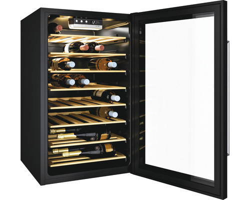 Weinlagerschrank mit geöffneter Glastür und mehreren Weinflaschen auf Holzregalen