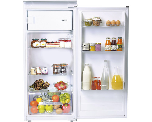 Réfrigérateur encastrable avec compartiment de congélation Candy CIO 225 EE/N Réfrigérateur rempli de divers aliments tels que fruits, légumes, boissons et conserves