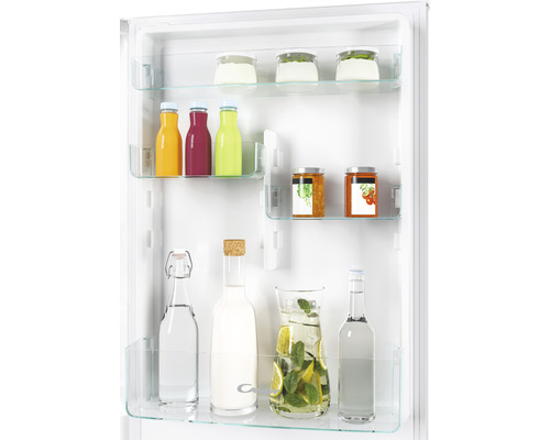 Vue à l''intérieur d''un réfrigérateur avec des étagères en verre, rempli de boissons et d''aliments