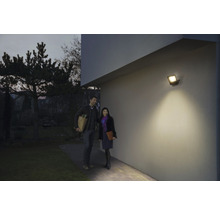 Szene mit einem Paar vor dem Haus unter einer Aussenleuchte.