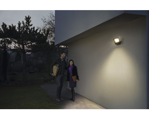 Szene mit einem Paar vor dem Haus unter einer Aussenleuchte.