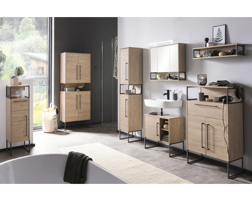 Salle de bains moderne avec lavabo, armoire de toilette et armoires hautes aspect bois