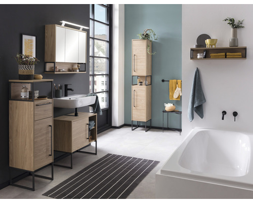 Helles Badezimmer mit Waschtisch, Spiegelschrank, Hochschrank und Badewanne für eine freundliche Atmosphäre