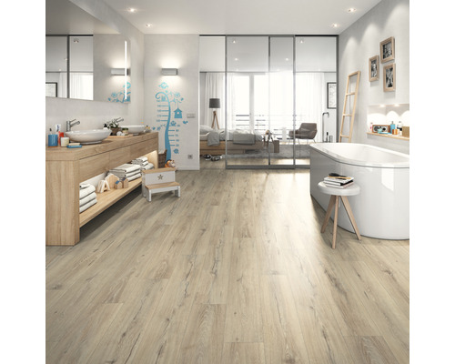 Badezimmer mit Waschtisch, Badewanne und hellem Holzboden