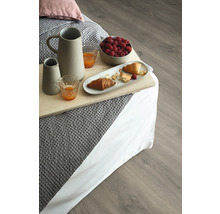 Photo d''un petit-déjeuner au lit avec des boissons, des croissants et des framboises sur un plancher en bois