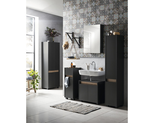 Modernes Badezimmer mit Waschtisch, Spiegelschrank und Hochschränken für Badezimmerartikel