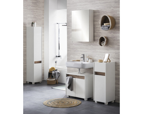 Badezimmer mit Waschbecken, Spiegelschrank und Badezimmermöbeln für Stauraum