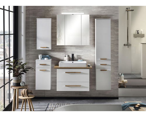 Badezimmer mit Waschbecken, Spiegelschrank und Hochschränken