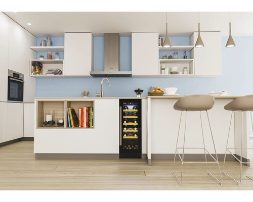Moderne Küche mit Kücheninsel, Weinkühlschrank und Barhockern