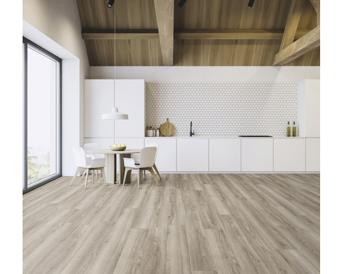 Heller Raum mit Bodenbelag in Holzoptik, Esstischgruppe und Küchenzeile