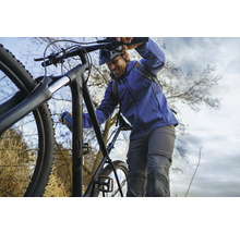 Mann mit Mountainbike im Gelände