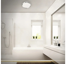 Modernes Badezimmer mit Badewanne, Dusche, Waschtisch und runder Deckenleuchte