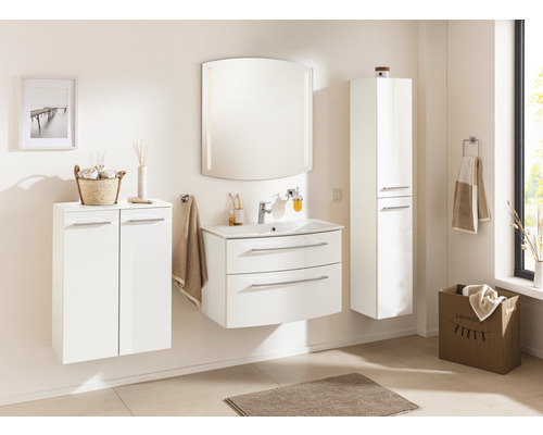 Badezimmer mit Waschbeckenunterschrank, Spiegelschrank, Hochschrank und Wandschrank in Weiß