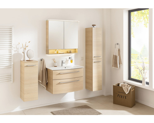 Badezimmer mit Waschtisch, Spiegelschrank und Hochschrank in hellem Holzdekor