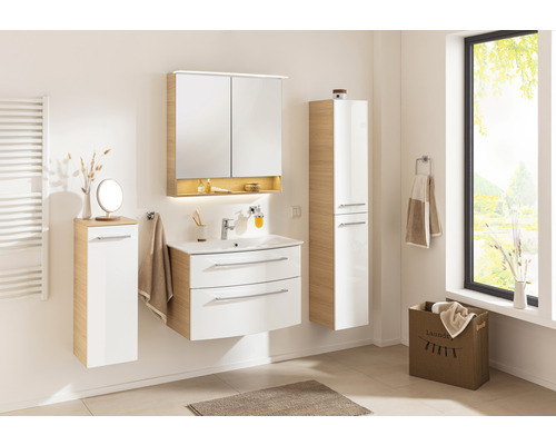Badezimmer mit Waschtisch, Spiegelschrank, Hochschrank und Unterschrank in hellem Design