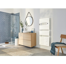 Modernes Badezimmer mit Dusche, Waschtisch, Spiegel, Handtuchwärmer und Stuhl