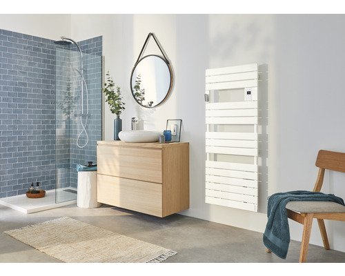 Modernes Badezimmer mit Dusche, Waschtisch, Spiegel, Handtuchwärmer und Stuhl