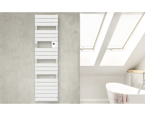 Weisser Handtuchwärmer an der Wand in einem hellen Badezimmer mit Badewanne und Dachfenstern