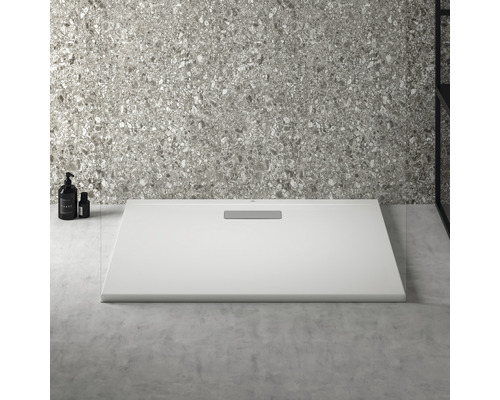 Receveur de douche à l''italienne avec garniture d''écoulement dans une salle de bains