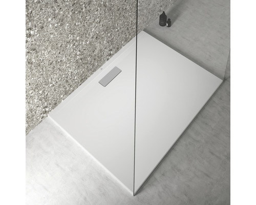 Ebenerdige Dusche mit Ablauf und Glasabtrennung