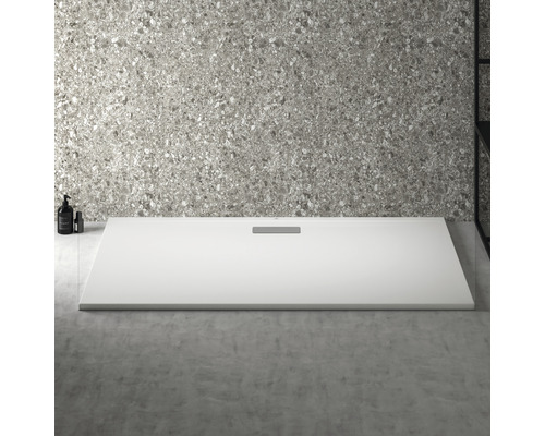 Rechteckige Duschwanne mit Abdeckung im Badezimmer